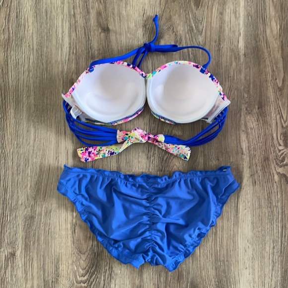 Bikini - Picture 3 of 3